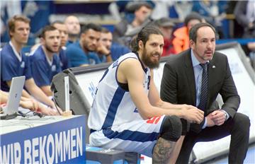 Nemanja Aleksandrov und Sebastian Machowski  (rechts) blicken gespannt auf die nächsten Spiele.