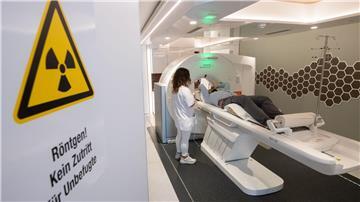 Neslian Ciftci, medizinisch-technische Radiologieassistentin, spricht mit einem Mann in einem mobilen Computertomographen CT, bevor er sich einem Lungencheck unterzieht.
