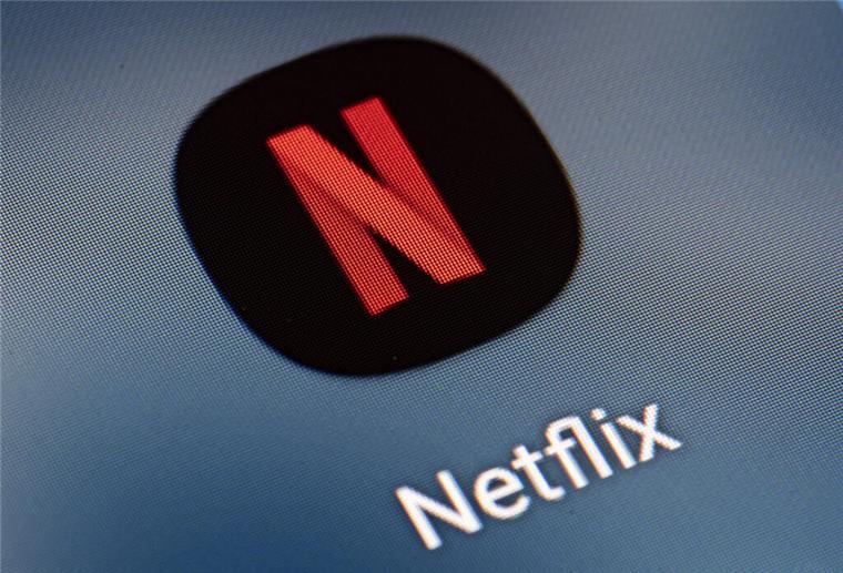 Auf dem Bildschirm eines Smartphones ist das Icon der App Netflix zu sehen.