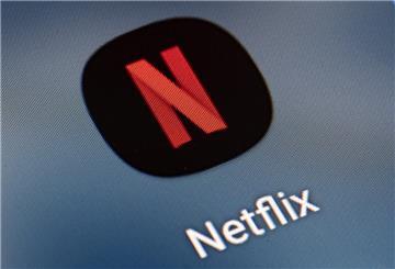 Auf dem Bildschirm eines Smartphones ist das Icon der App Netflix zu sehen.