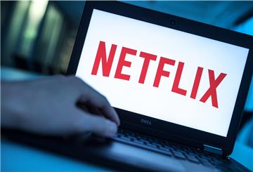 Das Logo des Video-Streamingdienstes Netflix ist auf dem Display eines Laptops zu sehen. 