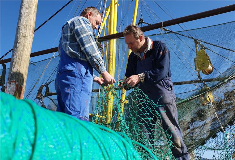 Wurster Nordseeküste: Krabbenfischer sehen schwarz Netze flicken statt Krabben fischen: Die Kutterfischer Stephan (links) und Wolfgang Hellberg kämpfen mit den wirtschaftlichen Folgen der Coronakrise.