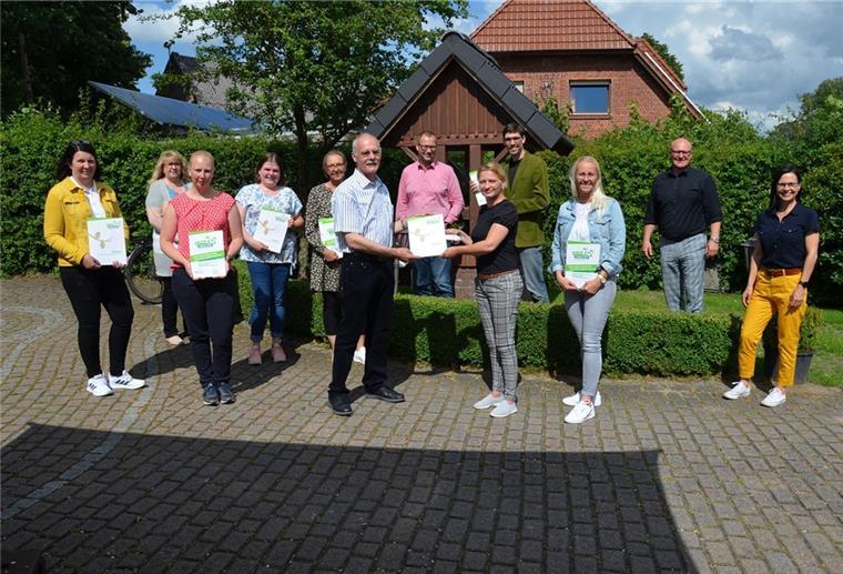 Cuxland: Auszeichnung für „kleine Forscher“ Netzwerkkoordinator Werner Köhler übergibt die Auszeichnungen an die Kindertagesstätten.