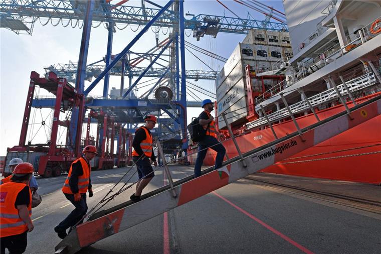 Bremerhaven: Gewerkschaft kämpft gegen Ausbeutung von Seeleuten Neu angekommene Schiffe werden in Bremerhaven kontrolliert.