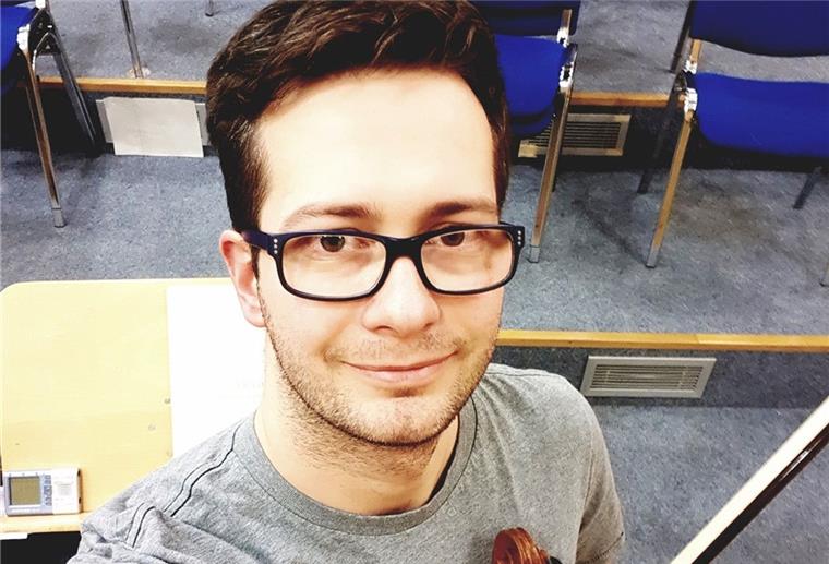 Polnischer Geiger gibt Gas in Bremerhaven Neu im Orchester: Jakub Debski spielt am letzten Pult der zweiten Geigen.