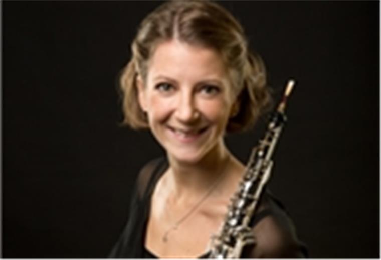 Oboe-Spielerin aus Bremerhaven spielte mit gebrochenem Arm Neu im Philharmonischen Orchester: Beim Oboe-Spiel wirft Friederike Bassek auch ein gebrochener Arm nicht aus der Bahn.