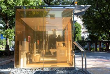 Neu installierte öffentliche Toiletten mit transparenten Wänden stehen im Yoyogi Fukamachi Mini Park im Bezirk Shibuya. Die drei Toiletten aus transparentem Glas werden undurchsichtig, sobald jemand eintritt und die Tür verschließt.