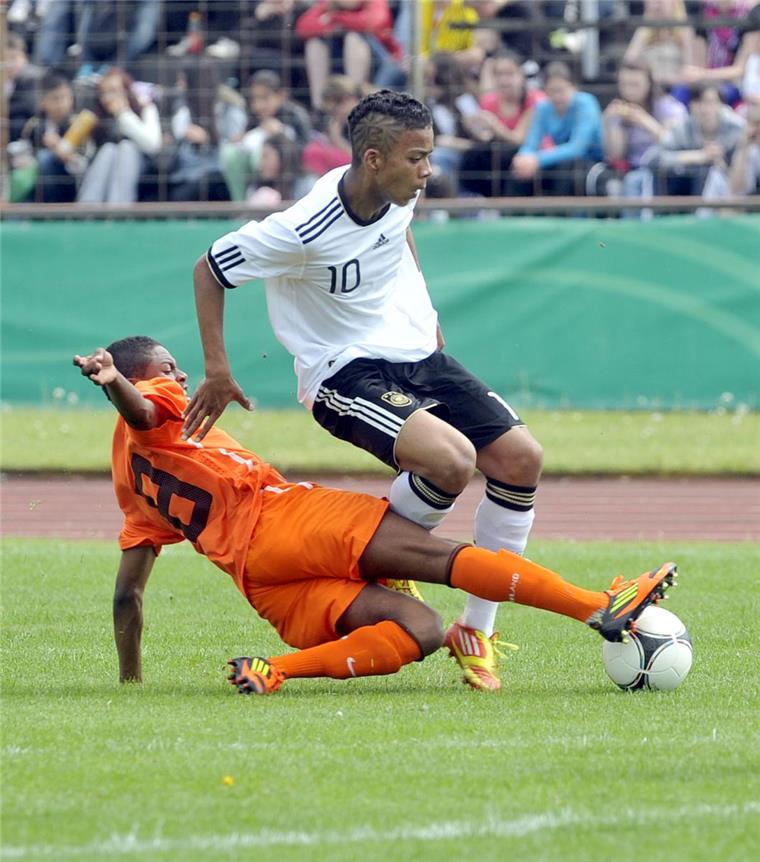 Neu-Nationalspieler Henrichs glänzte einst in Bremerhaven Neu-Nationalspieler Benjamin Henrichs (rechts) zeigte sein Können schon vor vier Jahren bei einem U15-Länderspiel im Nordseestadion in Bremerhaven.
