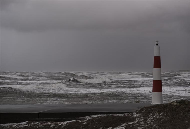 Nordsee, Wellen und rechts ein Leuchtturm. Neue Analysen bestätigen: Der Silverpit-Krater in der Nordsee ist ein Asteroideneinschlag. Der Himmelskörper löste damals eine riesige Welle aus.