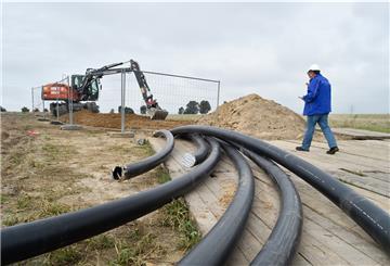 Neue Anlagentechnik und neue Leitungen: Um das Wasserstoff-Testfeld auf dem Flugplatz Luneort mit großen Energiemengen versorgen zu können, muss auch das Netz ausgebaut werden. 