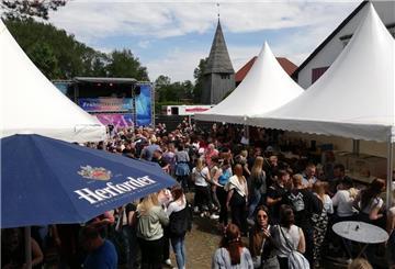 Neue Area mit Partymucke vom DJ ist der Ausgleich für die fehlende Fläche von Lito Donnern beim Frühtanz in Steinau.