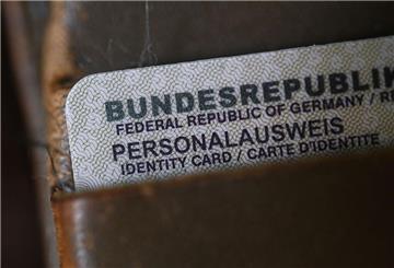 Wer einen Ausweis beantragt, muss künftig nicht mehr zweimal zum Amt: Die Post liefert Personalausweise und Reisepässe direkt nach Hause.