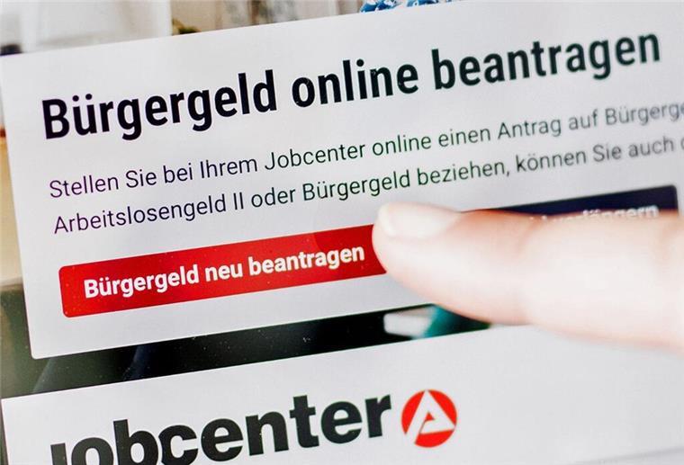 Bürgergeld-Debatte: Neue Statistik räumt mit Vorurteilen auf Eine Frau tippt auf einem Tablet auf einen Link zum Beantragen des Bürgergeldes.