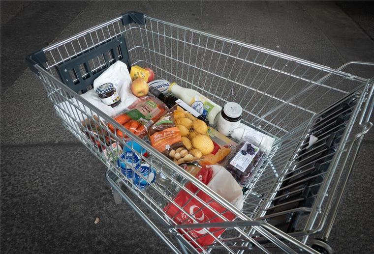 EU greift durch! Neue Regel könnte die Preise für Lebensmittel ab Dezember hochtreiben Ein Einkaufswagen voller Lebensmittel.