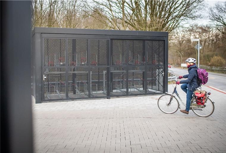 Mehr Komfort für Fahrradfahrer am Wulsdorfer Bahnhof Neue Fahrradstellplätze für Pendler am Wulsdorfer Bahnhof. Die Plätze in der abschließbaren Fahrradgarage können gemietet werden.
