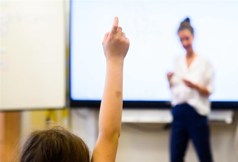 So viele Referendare wie noch nie: Rekord bei Lehrerausbildung in Bremerhaven Ein Schüler meldet sich per Handzeichen in einem Klassenraum.