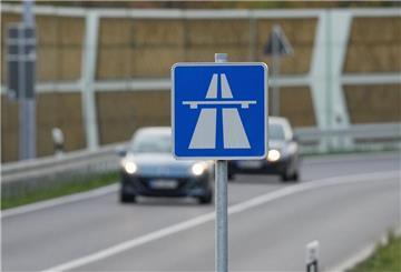  Ein blau-weisses Schild weist auf den Beginn der Autobahn hin. 