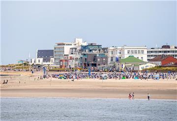 Blick auf den Strand der Nordsee-Insel Norderney. Neue Regeln auf Norderney: Radfahren ist auf Teilen der Promenade tabu – die Maßnahme sorgt auf der Nordsee-Insel für Diskussionen zwischen Urlaubern, Einheimischen und Radfahrern.