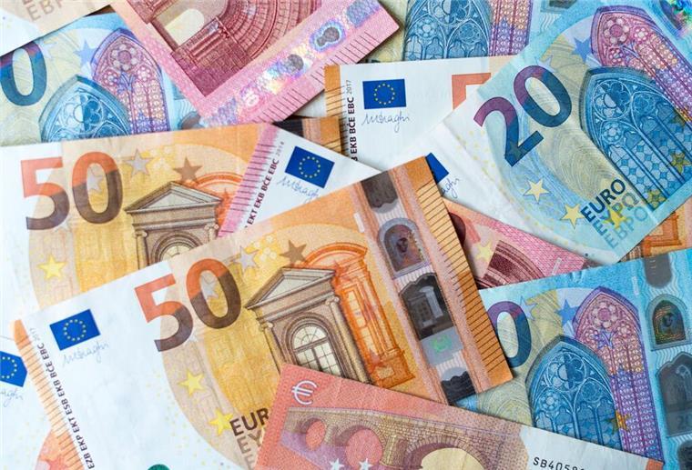 Mehrere Banknoten liegen auf einem Tisch. Seit August greifen neue Tarife.