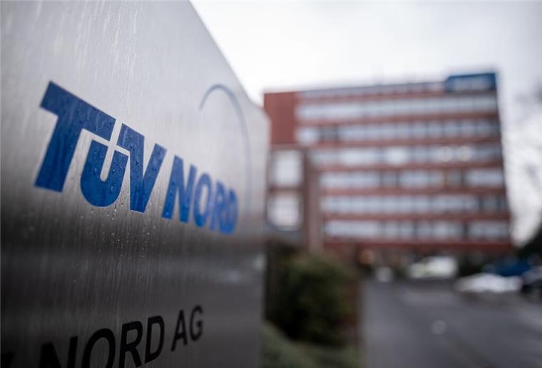  Das Logo des Tüv Nord ist vor der Zentrale in Essen zu sehen. 