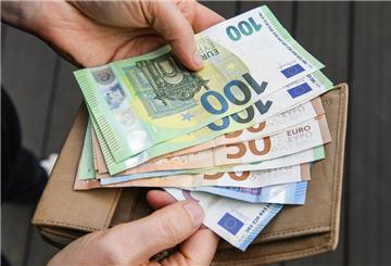 Eine Person hält Geldscheine ins Bild. Einige Eltern müssen seit Jahresbeginn mehr Unterhalt zahlen.