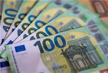 Geldscheine mit dem Wert von 100 und 50 Euro liegen auf einem Tisch. Die Unterschiede bei der Rente in Deutschland sind riesig.