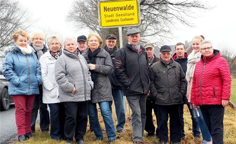 In Neuenwalde ist die Welt noch in Ordnung Neuenwalder Einwohner stellen sich vor ihr Ortsschild. Ortsbürgermeisterin
Ellen Frank (rechts) ist stolz auf den Ort, "der alles hat".