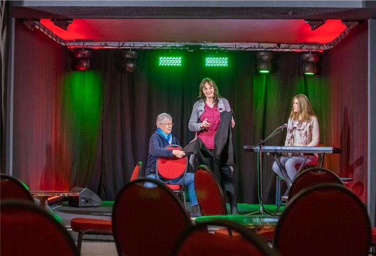 Neues Szene-Theater „Die 10ne“ in der City Neuer Bürger-Verein "Die 10ne" richtet in Ex-Kultbar in Eigeninitiative ein Kleinkunsttheater in der Lloydstraße 10 ein. Im Bild (von links): Bianca Examitzka am Piano mit Marie Hirschmeier und Ute Seedorff zeigen die neugestalteten Räumlichkeiten. Foto: Hartmann