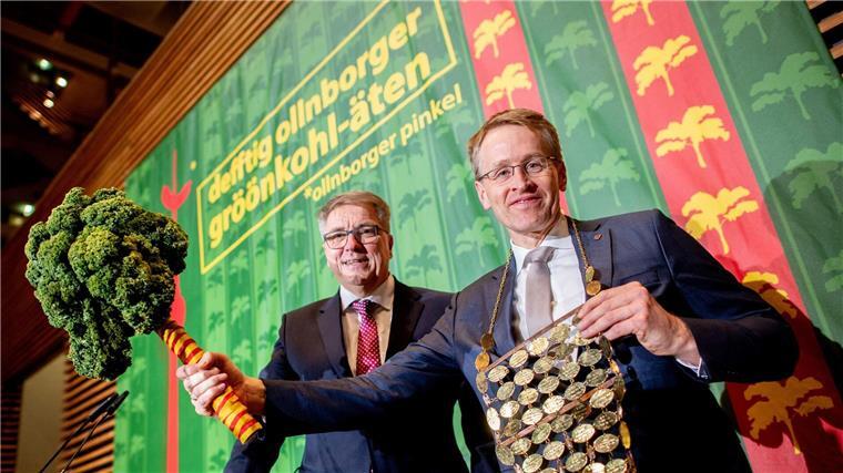 Zitat: Länderchefs Weil und Günther über Kohl und Kosenamen Neuer Grünkohlregent: Daniel Günther (CDU, r.)