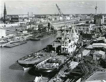 Neuer Hafen im Januar 1975, Schichau-Unterweser AG (SUAG). 1972 hatte die Schich...