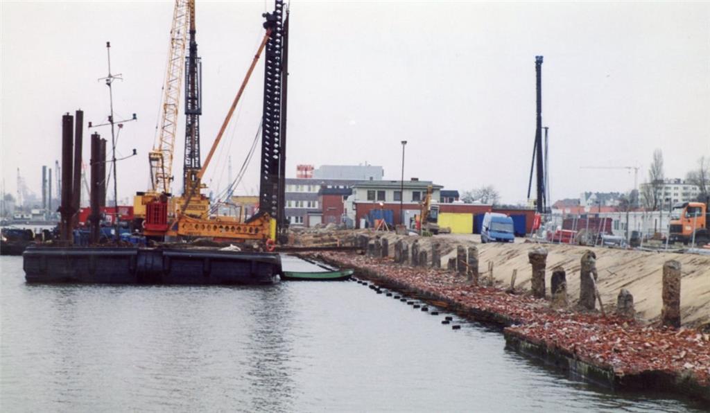 Neuer Hafen  November 2001: Kajensanierung. Foto Scheer