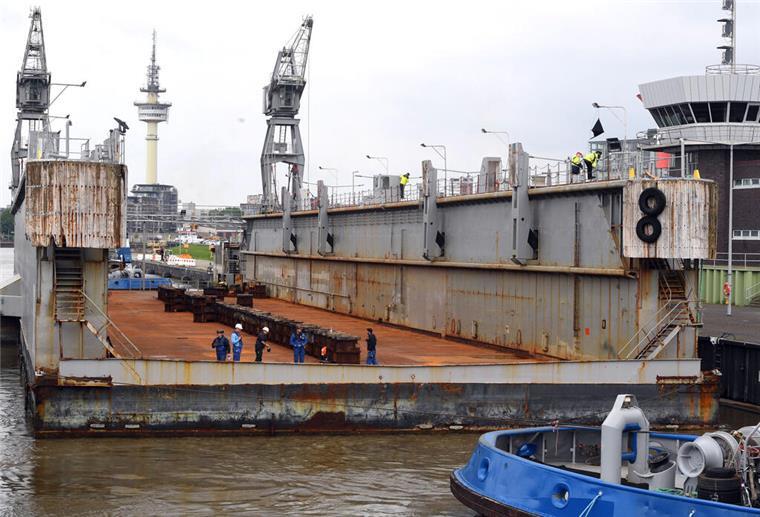 Neues, altes Schwimmdock aus Norwegen kommt in Bremerhaven an Neuer Job im Fischereihafen: Das Dock aus Norwegen.