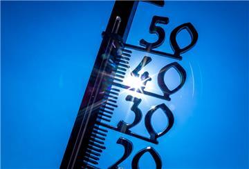 Sonne scheint hinter einem Thermometer