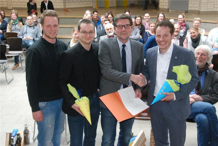 Schüler geben Rektor die Note "korrekt" Neuer Rektor in der Haupt- und Realschule Loxstedt (von rechts): Schulleiter Richard Schulze hat Urkunde und Händedruck von Regierungsschuldirektor Manfred Kück bekommen. Konrektor Jörn Thaler und Schülersprecher Nils Kösterke (17) waren unter den ersten Gratulanten.