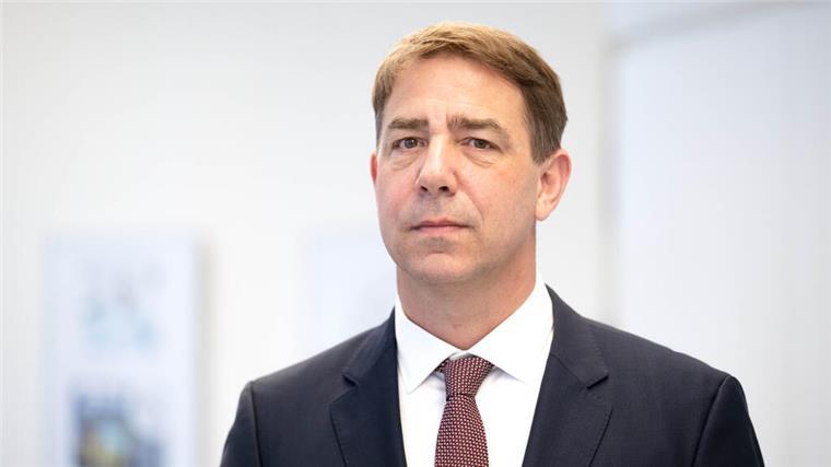 Fischer-Lescano folgt Riemer: Wechsel am Bremer Staatsgerichtshof Mann lächelt in kamera