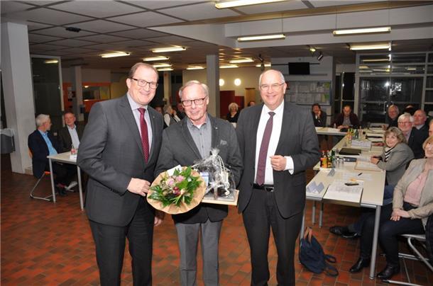 Wenn sich Nachbarn zerstreiten: Neuer Schiedsmann in Gnarrenburg Neuer Schiedsmann: Bürgermeister Axel Renken (links) bedankt sich bei Uwe Bredehöft (Mitte) und begrüßt Cornelius Schalinski.