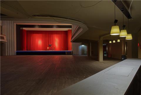 Neuer Vorhang, historischer Bau: Der geheimnisvolle Tivoli-Saal in Bremerhaven kann jetzt per Blog besucht werden.