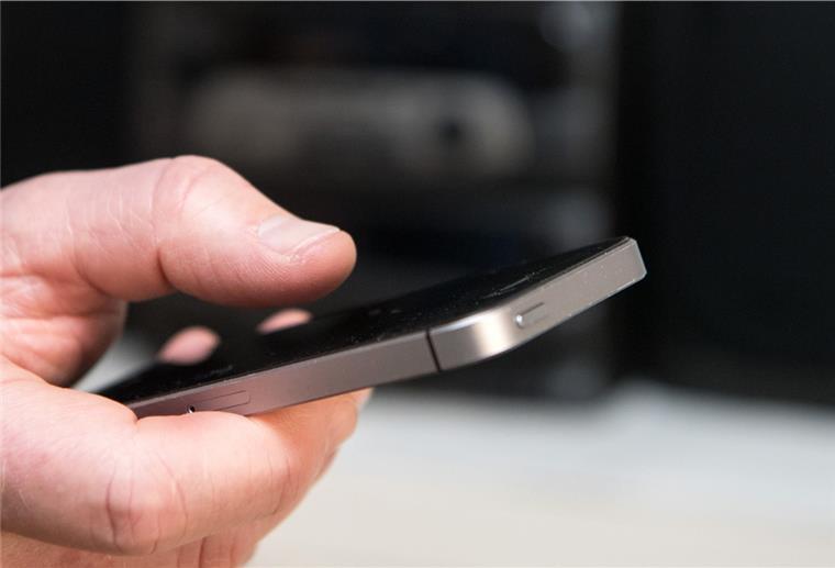 Daten runter und weg damit: Technik schlau und sicher loswerden Neues Handy? Die Verbraucherzentrale NRW rät, das alte Gerät nicht einfach in der Schublade verschwinden zu lassen.