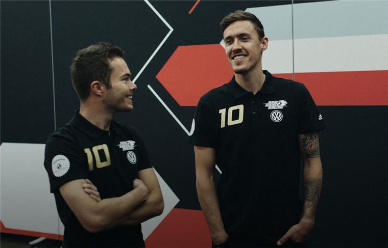 Max Kruse gründet eigenen Auto-Rennstall Neues Rennteam: Werder-Stürmer Max Kruse (r.) mit Kumpel und Tourenwagen-Fahrer Benjamin Leuchter.