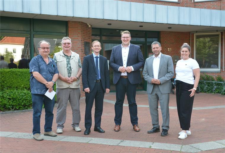 Schiffdorf: Aus Konkurrenten wird das neue Spitzenduo Eine Gruppe steht vor einem Rathaus.