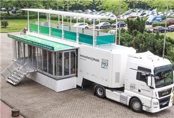 Neueste wissenschaftliche Erkenntnisse werden im Science Truck der Jade Hochschule vorgestellt. Im Juni kommt der nach Brake und beleuchtet das Thema Katastrophenschutz in der Wesermarsch.