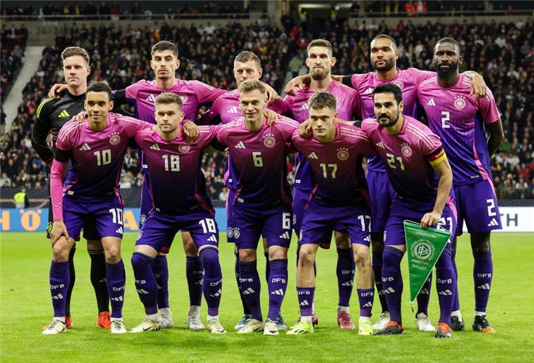 Kritik an Umfrage: Jeder fünfte Deutsche wünscht sich mehr Nationalspieler mit weißer Hautfarbe Deutschlands Fußball-Nationalspieler stellen sich für das Mannschaftsfoto auf.