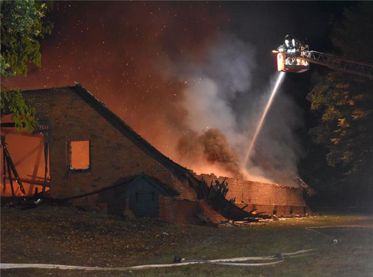 Farven: Neun Feuerwehren bekämpfen Scheunen-Brand Neun Feuerwehren inklusive der Drehleiter aus Zeven waren im Einsatz, um die Scheune in Baaste bei Farven zu löschen.