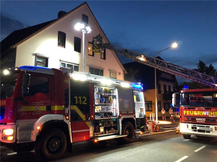 Feuerwehr löscht Kellerbrand in Langen - Neun Menschen mit Drehleiter gerettet Neun Menschen wurden per Drehleiter in Langen gerettet.