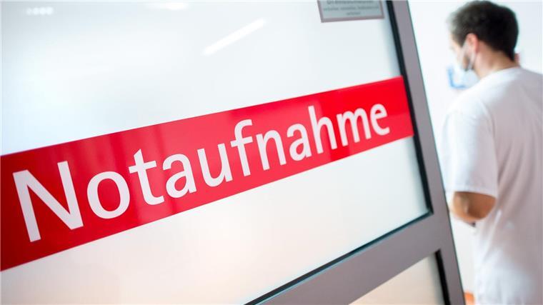 Viele Krankenhäuser in Niedersachsen in Existenznöten Neun von zehn Kliniken in Niedersachsen sind laut Krankenhausgesellschaft NKG perspektivisch in ihrer Existenz bedroht. (Archivbild)