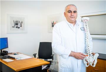 Neurochirurg Dr. Abdurrahman Er, registriert mehr Patienten mit Beschwerden an der Wirbelsäule, seitdem die meisten im Homeoffice sind.