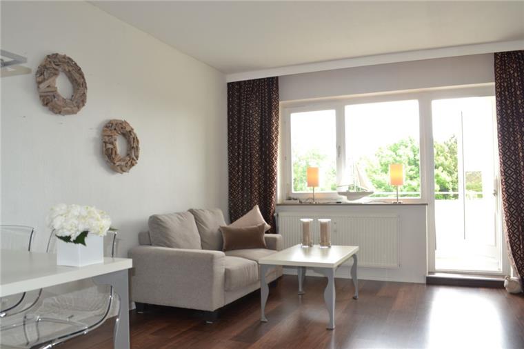 "Home Staging": Auch im Cuxland werden Immobilien jetzt aufgehübscht Neutrale Farben, bewusst gesetzte Akzente: Mit einfachen Mitteln hat Jil Koperschmidt den Raum wohnlicher gestaltet.