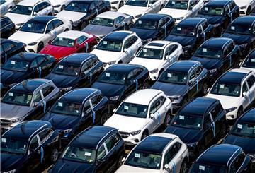 Neuwagen am Autoterminal in Bremerhaven. BLG Logistics will für den Transport zum Luneort künftig eine Weserfähre einsetzen. Die Generalprobe ist am Dienstag.