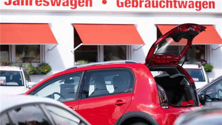 VW-Finanzsparte: Mehr Auslieferungen verhalten optimistisch Neuwagen und Gebrauchtwagen stehen bei einem Autohändler nebeneinander.