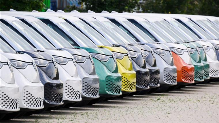 VW-Werk Hannover verliert Audi-Auftrag an Neckarsulm Neuwagen vom Elektrobus Volkswagen ID.Buzz stehen auf einem Hof am Werk von VW Nutzfahrzeuge.